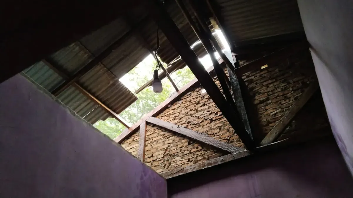 Kondisi rumah warga terdampak bencana angin puting beliung di Desa Taman Sari, Kecamatan Setu, Kabupaten Bekasi. (Sumber: Dok. BPBD Bekasi)