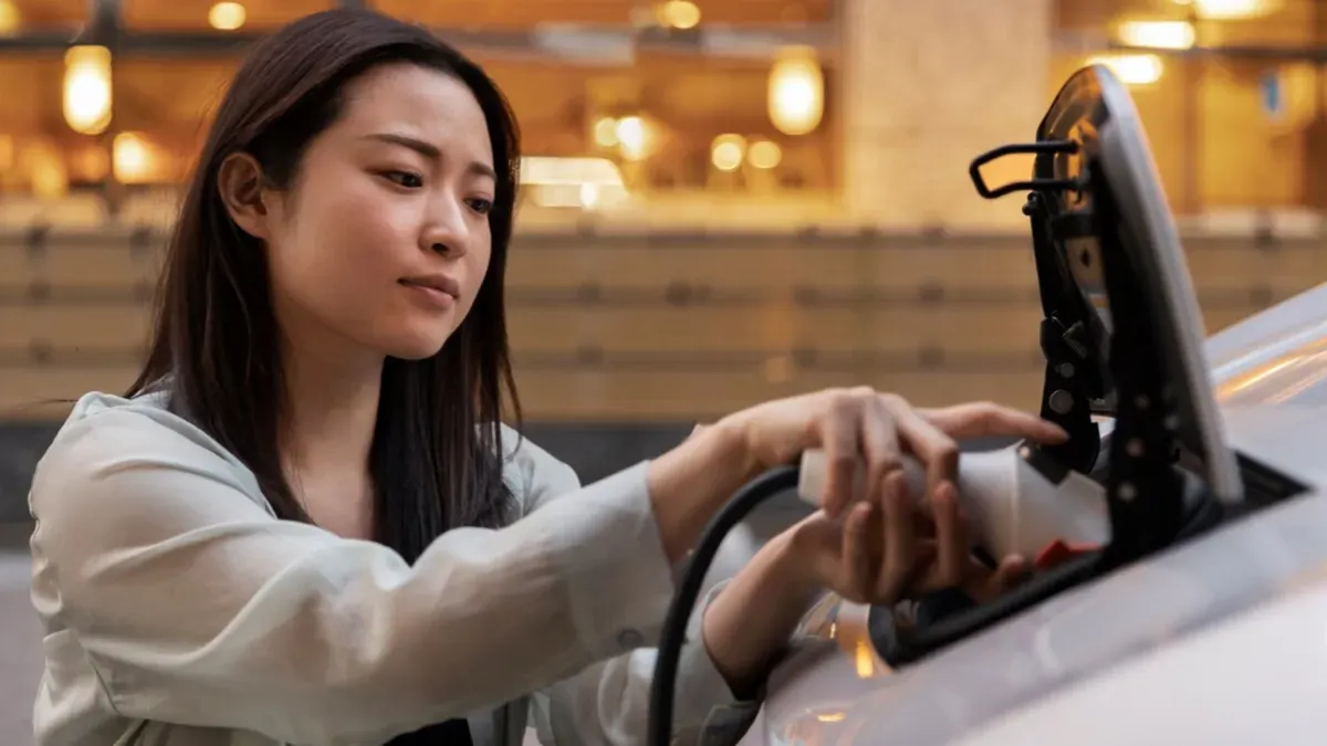 Ilustrasi pengisian daya baterai mobil listrik. (Sumber: Freepik)