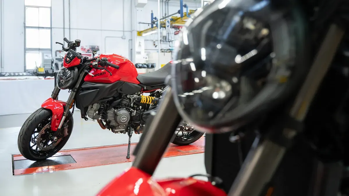 Ducati Monster V2 terbaru hadir dengan pembaruan desain dan teknologi. (Sumber: Ducati)