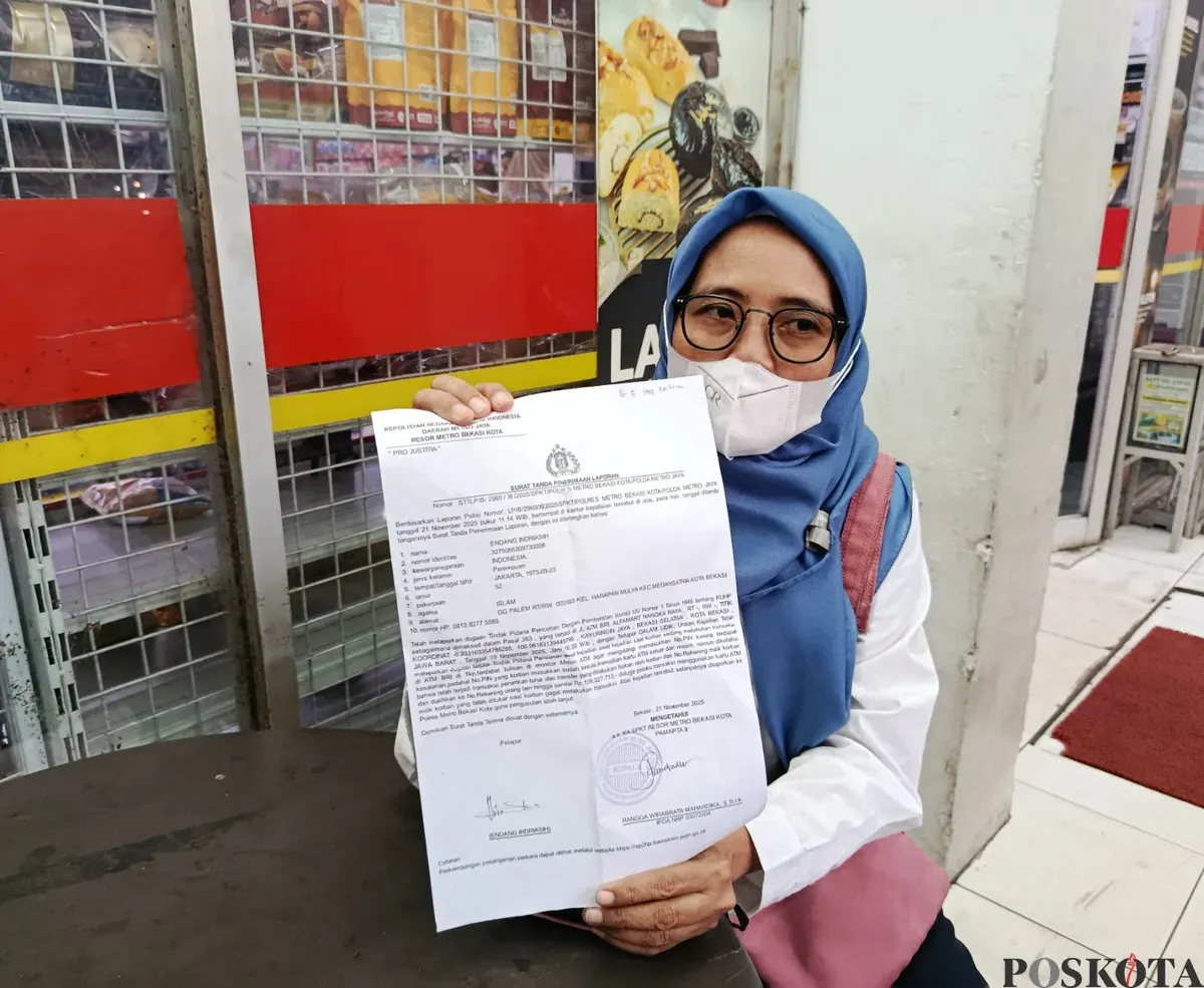 EI, 52 tahun, seorang wanita di Bekasi menjadi korban ganjal ATM saat bertransaksi di sebuah minimarket di Jalan Nangka Raya, Kayuringin Jaya, Bekasi Selatan. (Sumber: Poskota/Nurpini Aulia Rapika)