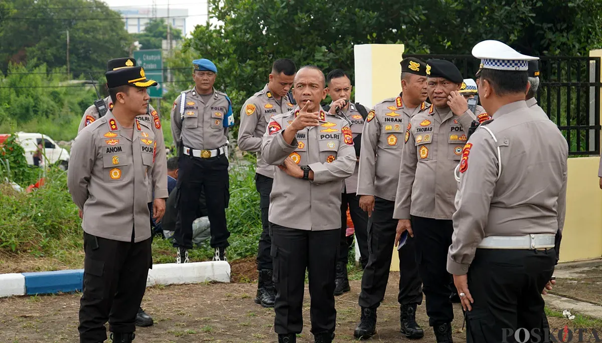 Kapolda Jawa Barat Irjen Pol Rudi Setiawan mengecek persiapan jalur menghadapi Nataru di Pospol Cikopo, Purwakarta, Rabu, 3 Desember 2025. (Sumber: POSKOTA | Foto: Dadan Sukmana)