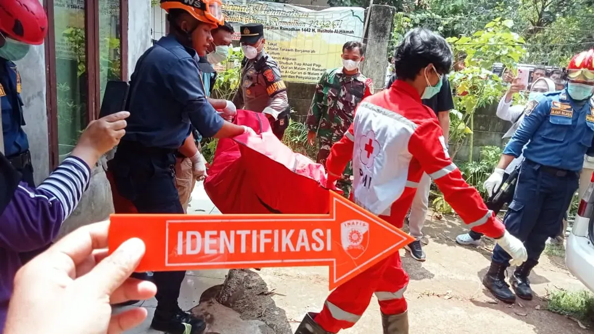 Petugas mengevakuasi jasad di kamar mandi rumah di Kampung Babakan Sabrang, Desa Babakan, Kecamatan Ciseeng, Kabupaten Bogor. (Sumber: Dok. Polsek Parung)
