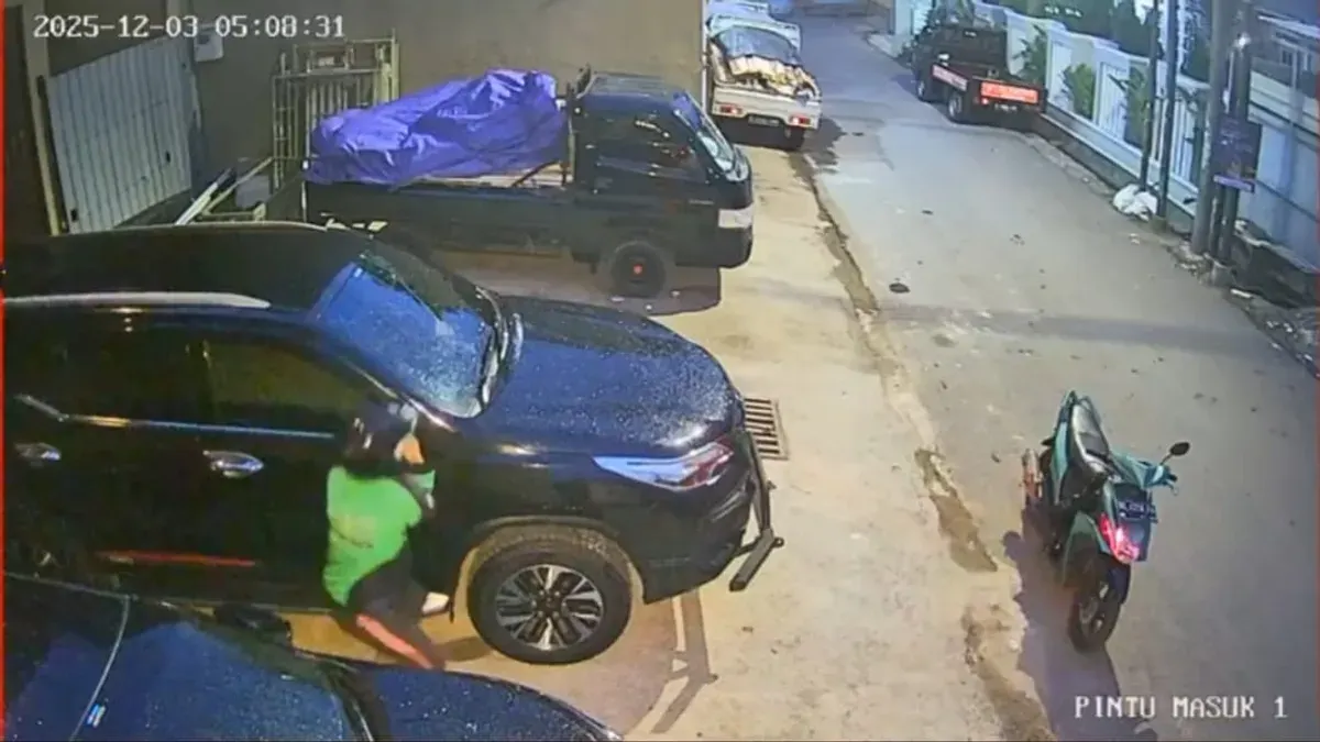 Maling spion mobil di Jalan Cendrawasih 7, Cengkareng, Jakarta Barat, Rabu, 3 Desember 2025. (Sumber: Istimewa)