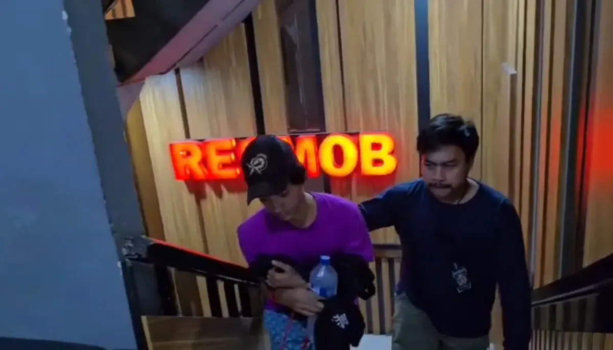 Terduga pelaku pencurian HP di wilayah Ciracas, Jakarta Timur, saat digelandang petugas polisi. (Sumber: Dok Humas Polda Metro Jaya)