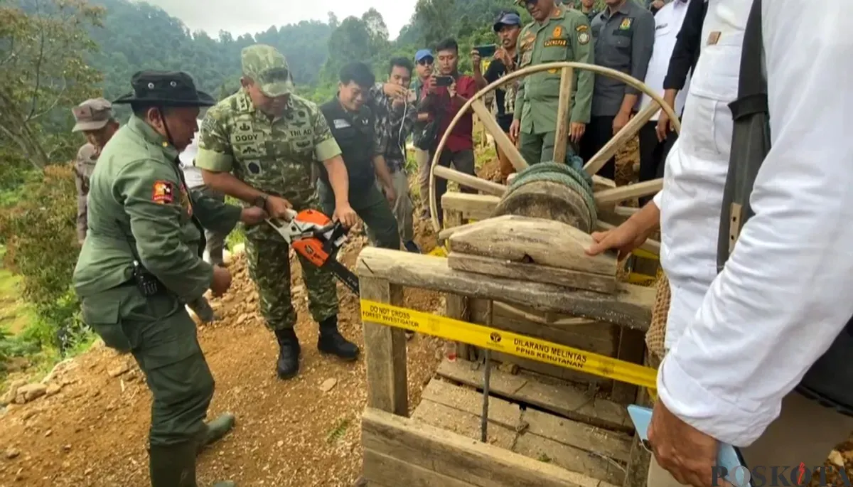 Tim Gakkum KLH dan Satgas PKH saat menutup tambang emas di Cibeber, Lebak. (Sumber: POSKOTA | Foto: Samsul Fatoni)
