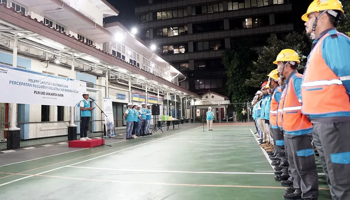 General Manager PLN UID Jakarta Raya, Moch. Andy Adchaminoerdin, melepas Petugas Pemulihan Kelistrikan untuk membantu recovery jaringan listrik pascabencana di Aceh. (Sumber: Dok. PLN UID Jakarta Raya)