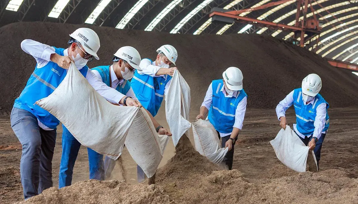 Manajemen PLN memastikan kualitas BBJP di PLTU Lontar, yang merupakan program inovasi energi dan solusi pengelolaan sampah ramah lingkungan. (Sumber: Dok. PLN UID Jakarta Raya)