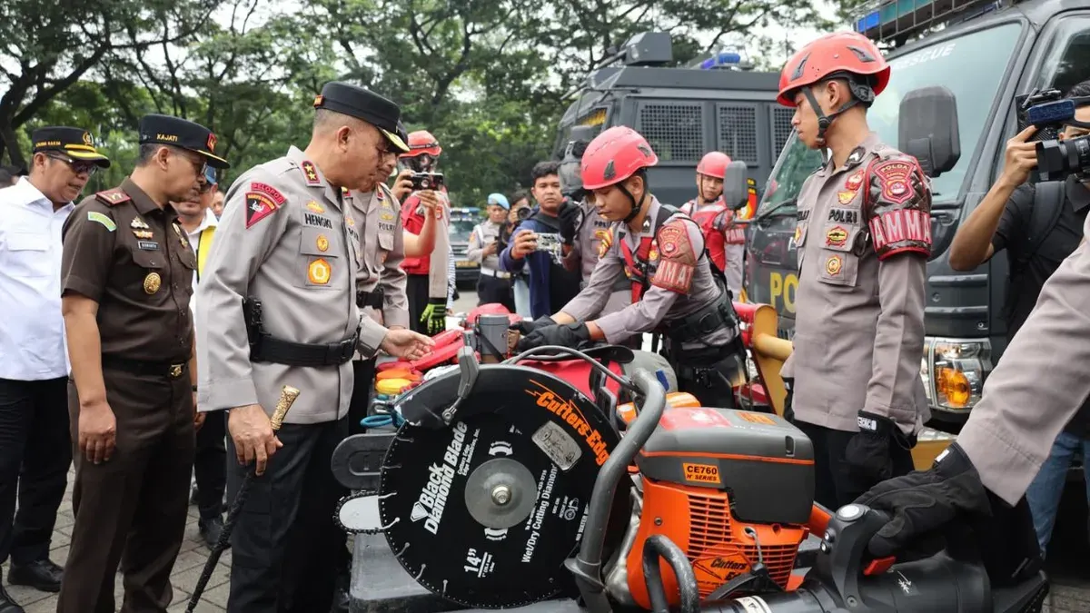 Kapolda Banten, Irjen Hengki saat memeriksa peralatan yang digunakan Tim SAR untuk bersiap menghadapi potensi bencana. (Sumber: Dok. Polda Banten)