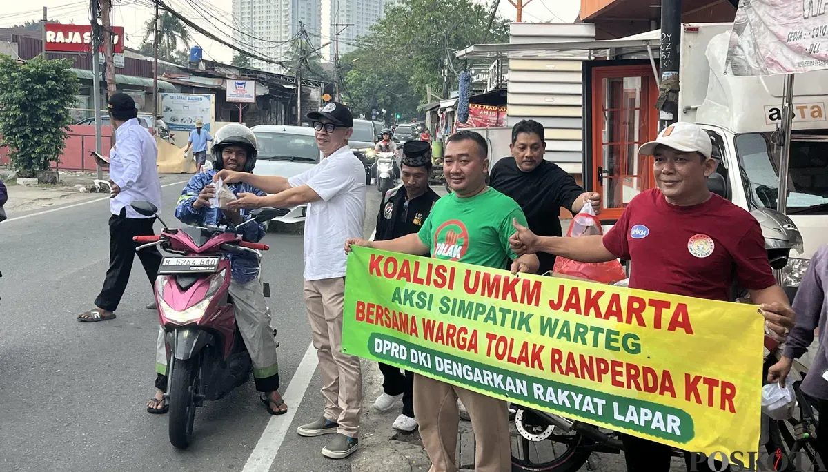 Komunitas pelaku usaha warteg dan UMKM membagikan nasi bungkus sebagai bentuk protes terhadap Raperda KTR di kawasan Kembangan, Jakarta Barat, Rabu, 3 Desember 2025. (Sumber: POSKOTA | Foto: Pandi Ramedhan)