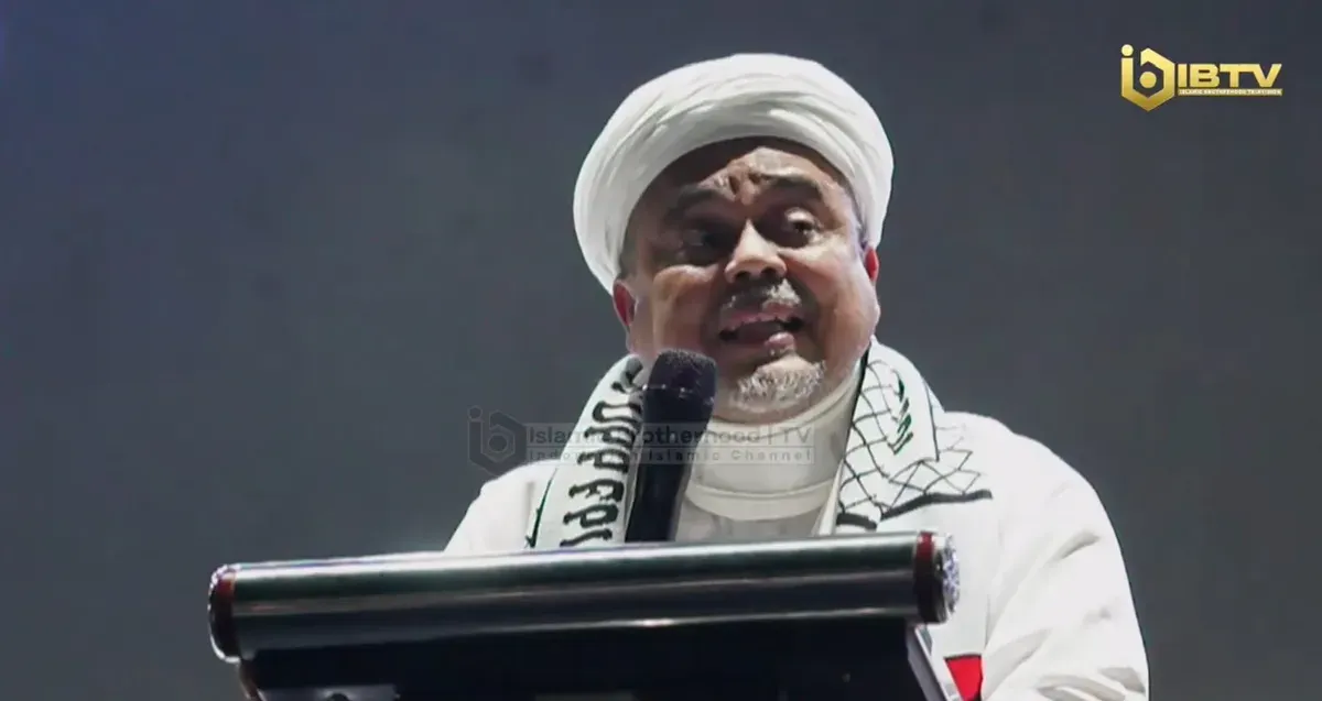 Mantan Petinggi Front Pembela Islam (FPI), Habib Rizieq Shihab saat memberikan sambutan pada acara Reuni 212 di lapangan Monumen Nasional (Monas), Gambir, Jakarta Pusat, Selasa, 2 Desember 2025 malam. (Sumber: YouTube Reuni 212)