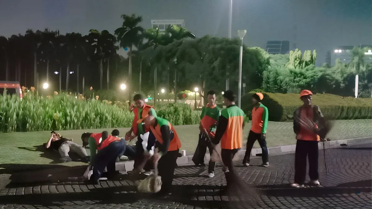 Petugas kebersihan DLH Jakarta saat melakukan pembersihan seusai kegiatan Reuni Akbar 212 di Monas, Gambir, Jakarta Pusat, Rabu, 3 Desember 2025. (Sumber: Dok. DLH Jakpus)