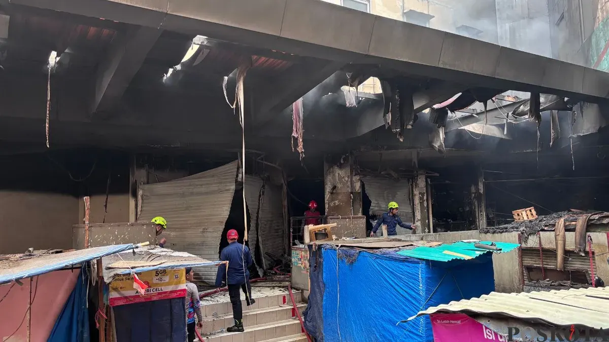Proses pendinginan pascakebakaran di Pasar Anyar, Bogor Tengah, Kota Bogor, Kamis, 4 Desember 2025. (Sumber: Poskota/Giffar Rivana)