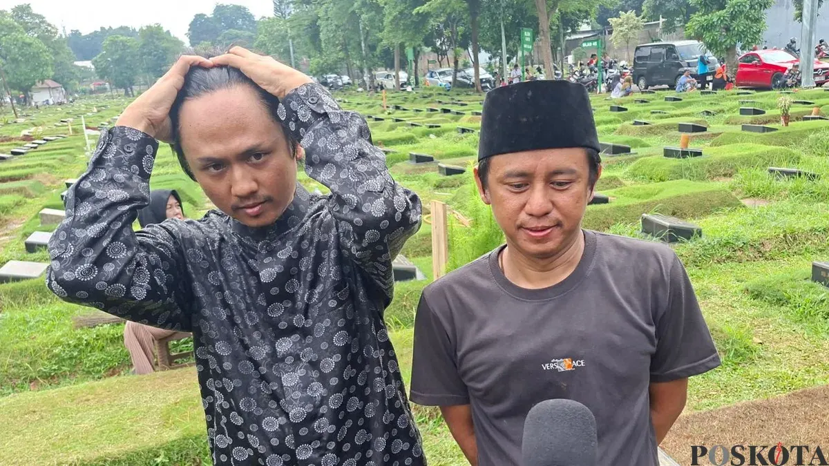 Anak Epy Kusnandar, Kodrat, 37 tahun, dan Damar, 33 tahun, saat pemakaman sang ayah di TPU Jeruk Purut, Cilandak Timur, Pasar Minggu, Jakarta Pusat, Kamis, 4 Desember 2025. (Sumber: Poskota/Angga Pahlevi)