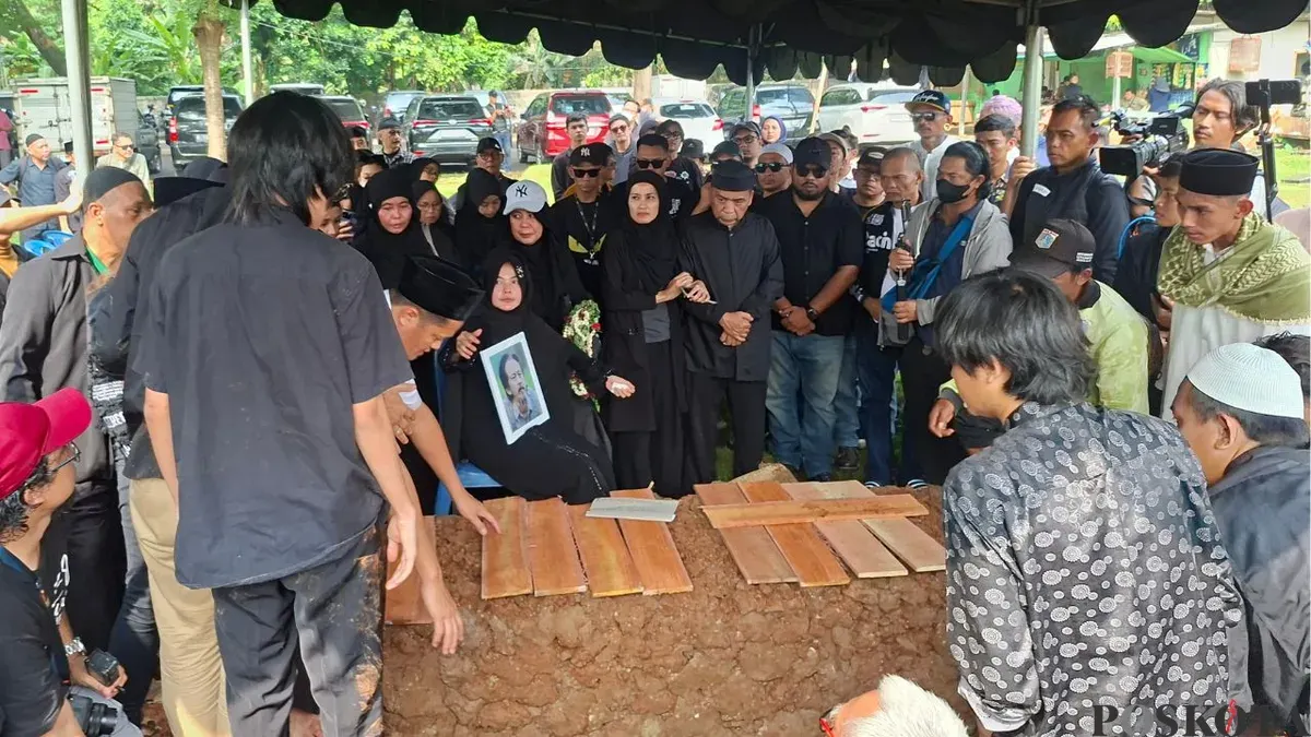 Prosesi pemakaman jenazah aktor senior Epy Kusnandar di TPU Jeruk Purut, Cilandak Timur, Pasar Minggu, Jakarta Selatan, Kamis, 4 Desember 2025. (Sumber: Poskota/Angga Pahlevi)