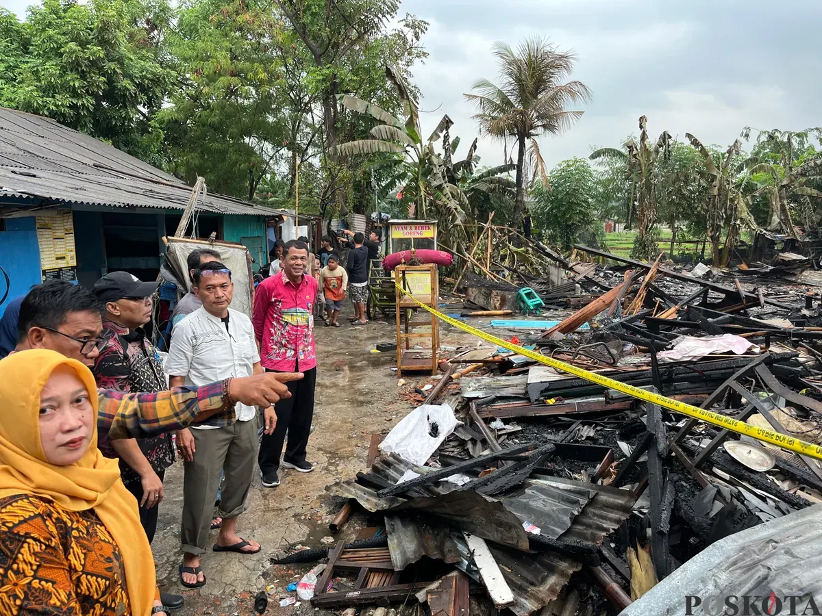 Lurah Cakung Timur, Tribudi saat saat meninjau langsung lokasi kebakaran pada Kamis, 4 Desember 2025. (Sumber: Poskota/M. Tegar Jihad)
