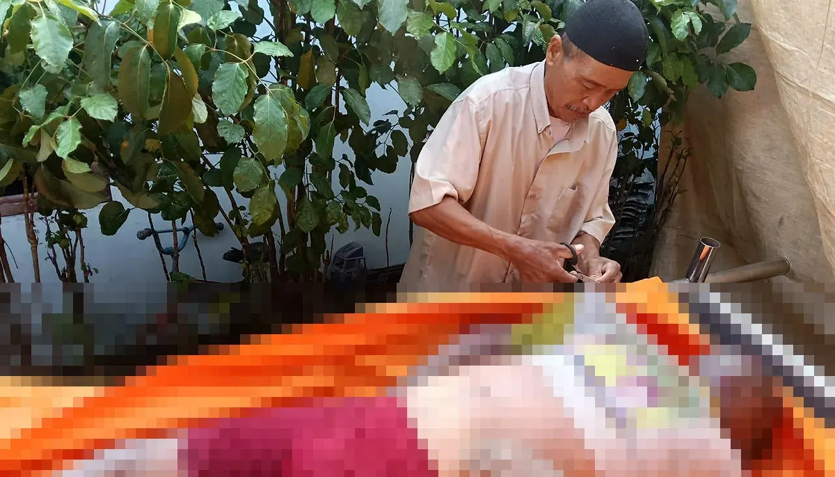 Amil jenazah mengurus jasad Holid, kakek 71 tahun yang tewas tenggelam di Waduk Jatiluhur, Purwakarta. (Sumber: Istimewa)