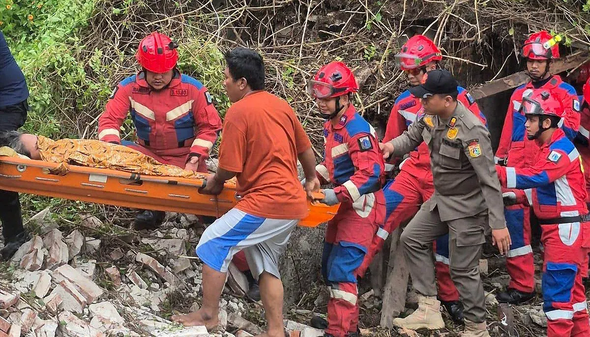 Petugas mengevakuasi seorang nenek yang sedang sakit saat terjadi bangunan runtuh di Jalan Kopi, Roa Malaka, Tambora, Jakarta Barat, Kamis, 4 Desember 2025. (Sumber: Istimewa)