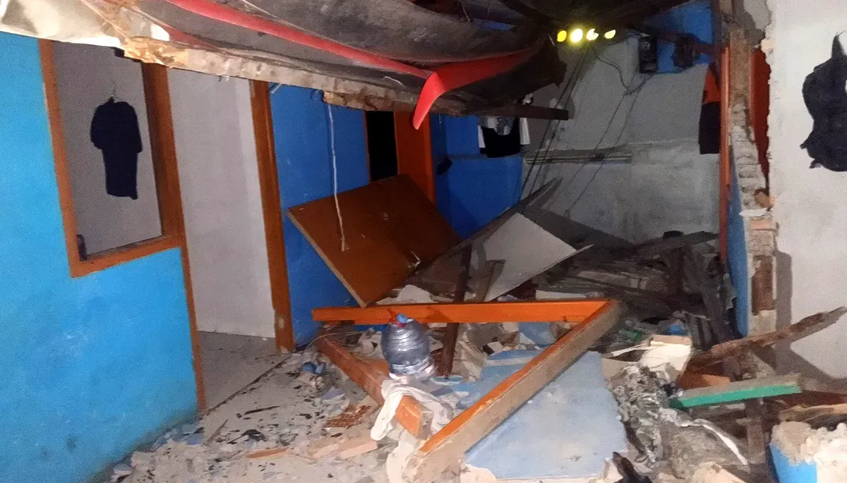 Kondisi rumah kontrakan yang rusak akibat tabung gas 3 kg meledak di Kampung Pagaulan RT 10 RW 02, Desa Sukaresmi, Kecamatan Cikarang Selatan, Kabupaten Bekasi, Rabu, 3 Desember 2025. (Sumber: Istimewa)