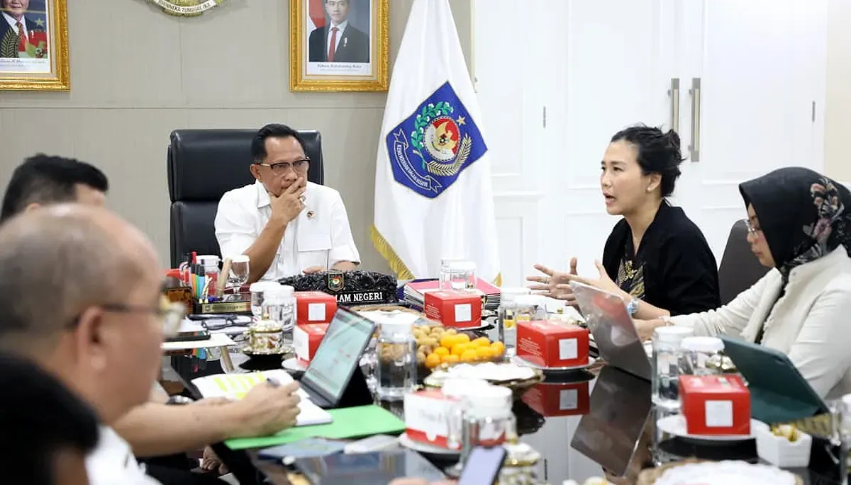 Mendagri, Tito Karnavian menerima kunjungan Wamen PPPA, Veronica Tan (kedua dari kanan) di Rumah Dinas Mendagri, Jakarta, Rabu, 3 Desember 2025. (Sumber: Puspen Kemendagri)
