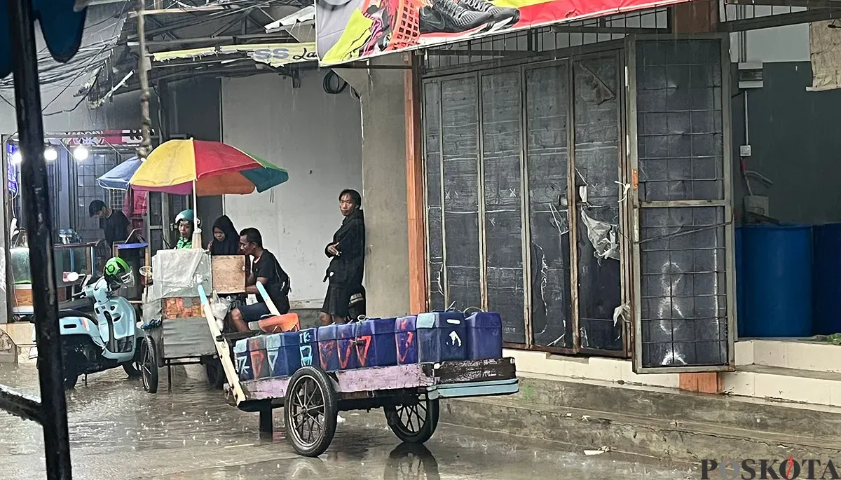 Potret penjual air bersih dalam jeriken di Muara Angke, Jakarta Utara, Kamis, 4 Desember 2025. (Sumber: POSKOTA | Foto: M Tegar Jihad)