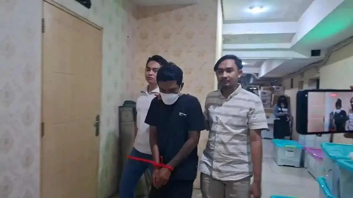 Petugas PPA Polres Metro Depok mengamankan pelaku penganiayaan balita di Tajurhalang, Bogor. (Sumber: Dok Humas Polres Metro Depok)