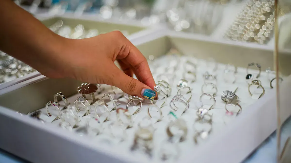 Harga emas perhiasan hari ini, 4 Desember 2025. (Sumber: Pexels/Elias Jara)