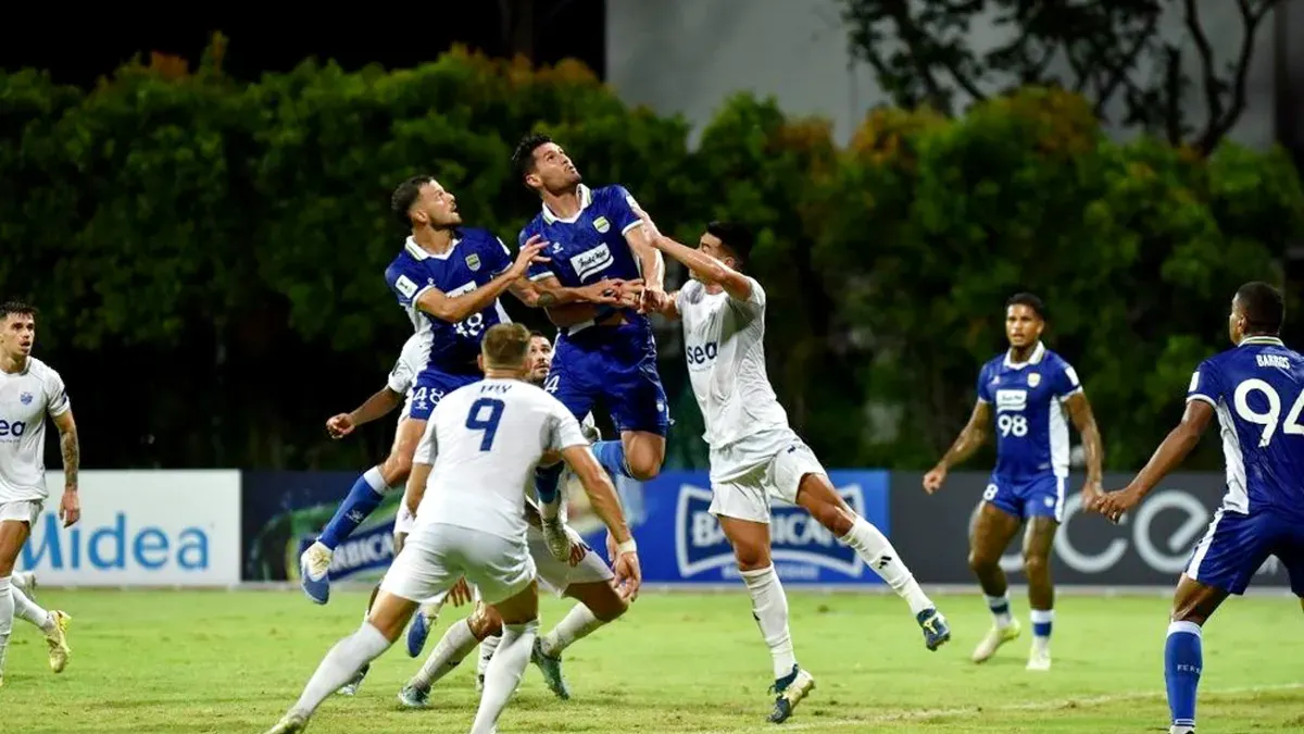 Potret pemain Persib Bandung saat berhadapan dengan Lion City Sailors di ajang AFC Champions League Two (ACL 2). (Sumber: Persib)