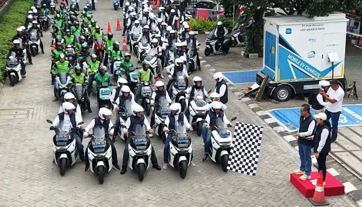 Pelepasan peserta konvoi motor listrik EV Rides With Media PLN UID Jakarta Raya di halaman Kantor PLN UID Jakarta Raya, Gambir. Dok. (Sumber: Dok. PLN UID Jakarta Raya)