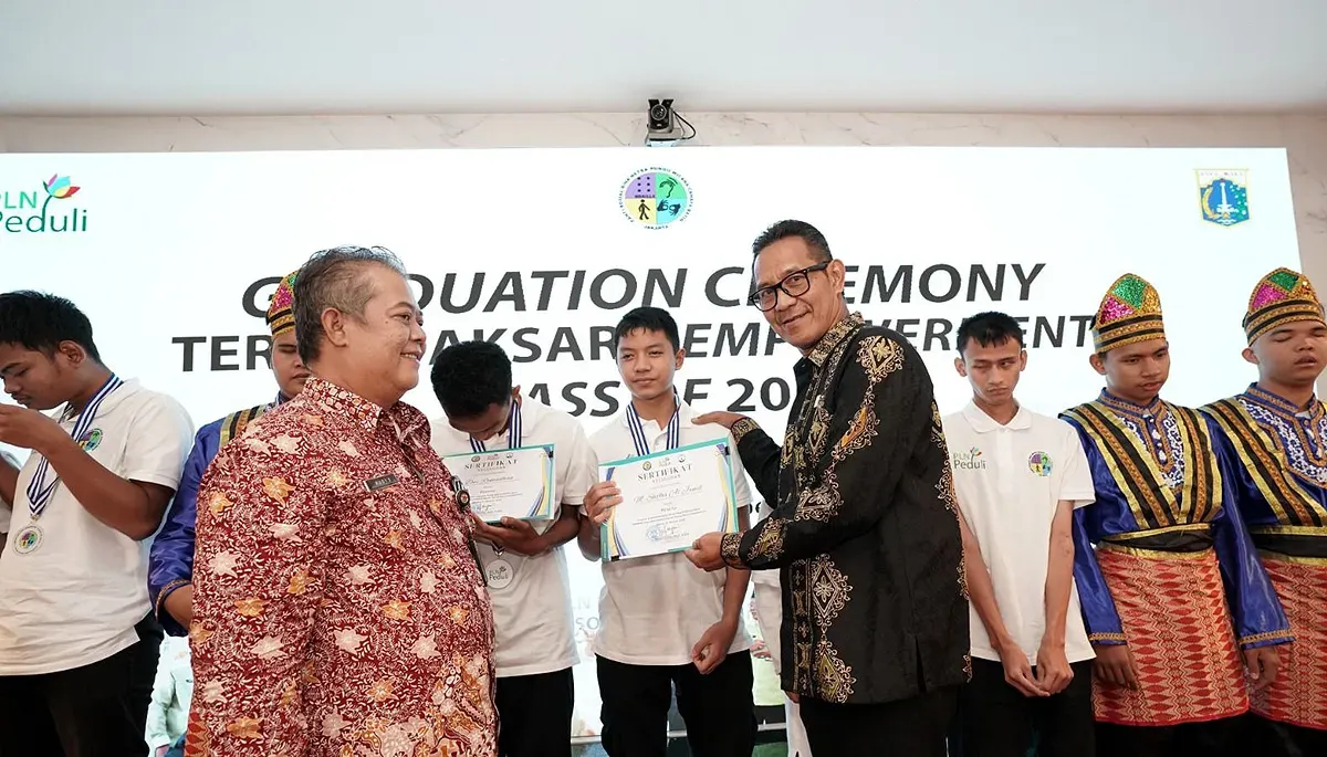 General Manager PLN UID Jakarta Raya, Moch. Andy Adchaminoerdin, memberikan sertifikat kelulusan kepada peserta pelatihan braille untuk disabilitas netra. (Sumber: Dok. PLN UID Jakarta Raya)