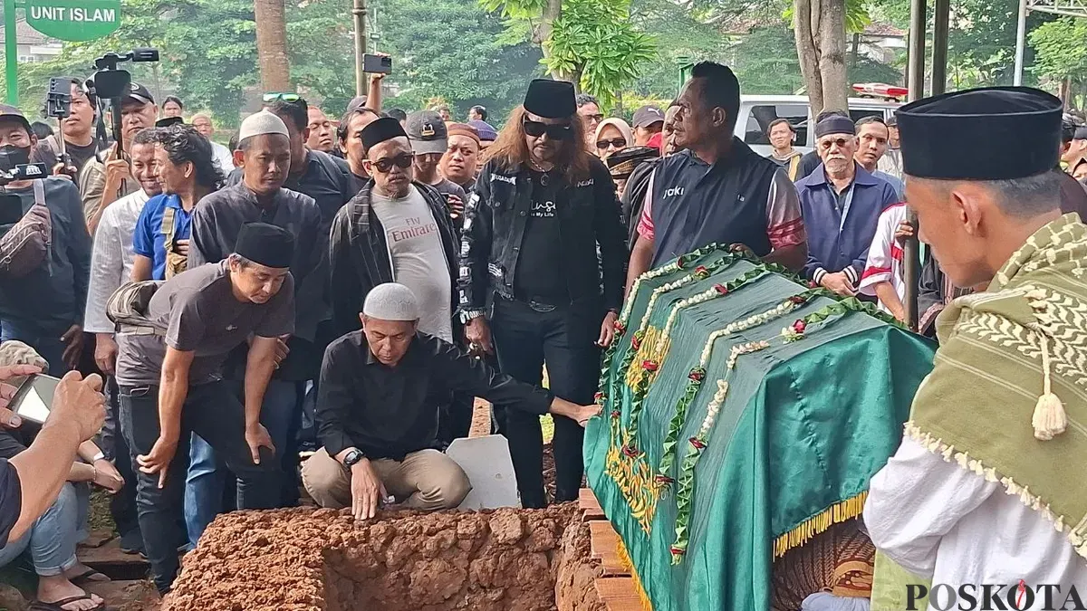 Sejumlah rekan sesama artis hadir dalam pemakaman pentolan Preman Pensiun, Epy Kusnandar di TPU Jeruk Purut, Cilandak Timur, Pasar Minggu, Jakarta Selatan, Kamis, 4 Desember 2025. (Sumber: Poskota/Angga Pahlevi)