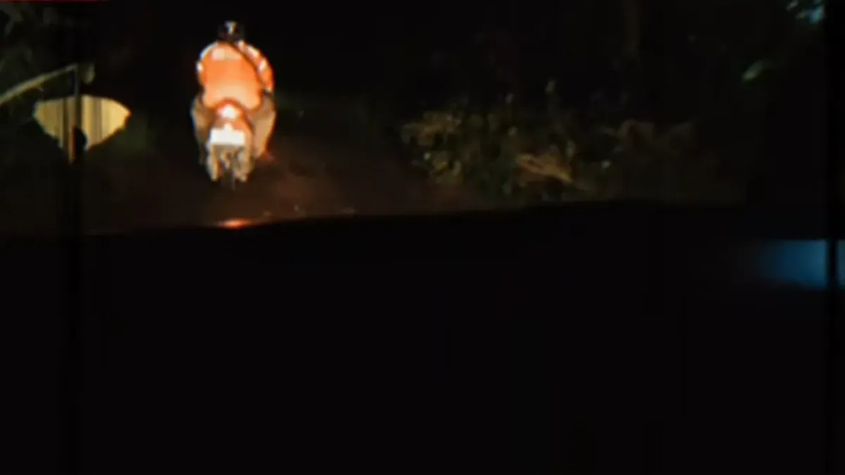 Polisi mengawal sopir ojol antar makanan di kawasan Gunung Putri, Kabupaten Bogor. (Sumber: Dok. Polsek Gunung Putri)