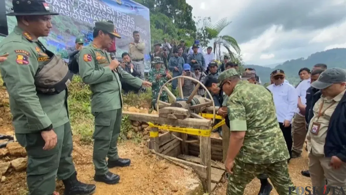 Gakum KLHK dan Satgas PKH saat melakukan penutupan puluhan lokasi tambang emas ilegal di Cibeber, Kabupaten Lebak. (Sumber: Poskota/Samsul Fatoni)