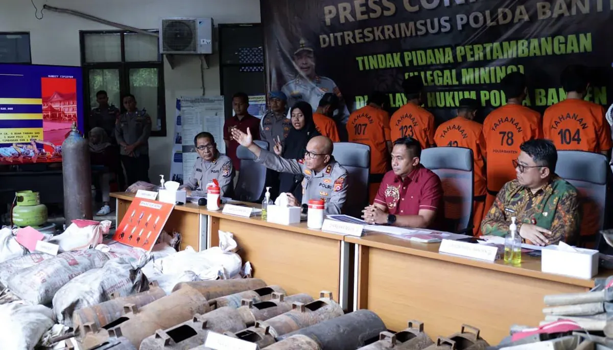 Kapolda Banten, Irjen Hengki (kedua dari kiri) saat menyampaikan keterangan pers terkait kasus tambang ilegal, Kamis, 4 Desember 2025. (Sumber: Dok. Humas Polda Banten)