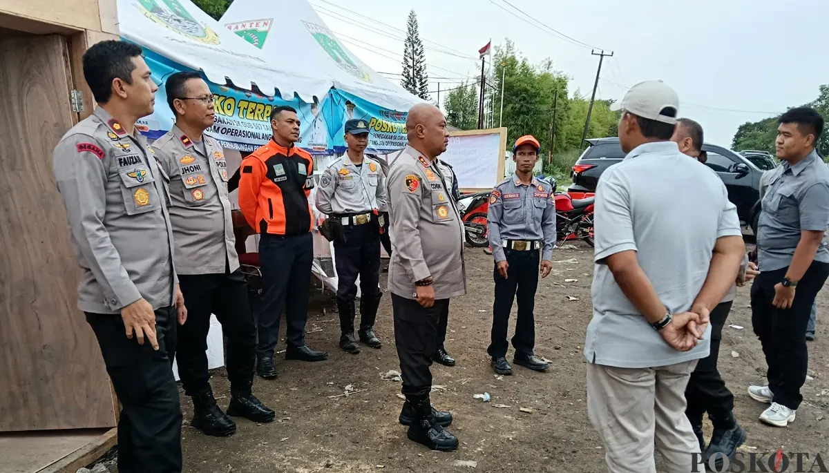 Kapolres Serang, AKBP Condro Sasongko, menemui petugas di posko penyekatan truk angkutan pertambangan dan odol di jalur Cikande, Rangkasbitung. (Sumber: POSKOTA | Foto: Rahmat Haryono)