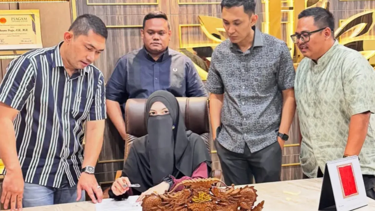 Potret Wardatina Mawa (tengah) yang didamping kuasa hukumnya saat menjalani pemeriksaan di Polda Metro Jaya atas kasus dugaan perselingkuhan Inara Rusli dan Insanul Fahmi. (Sumber: Instagram/@wardatinamawa)