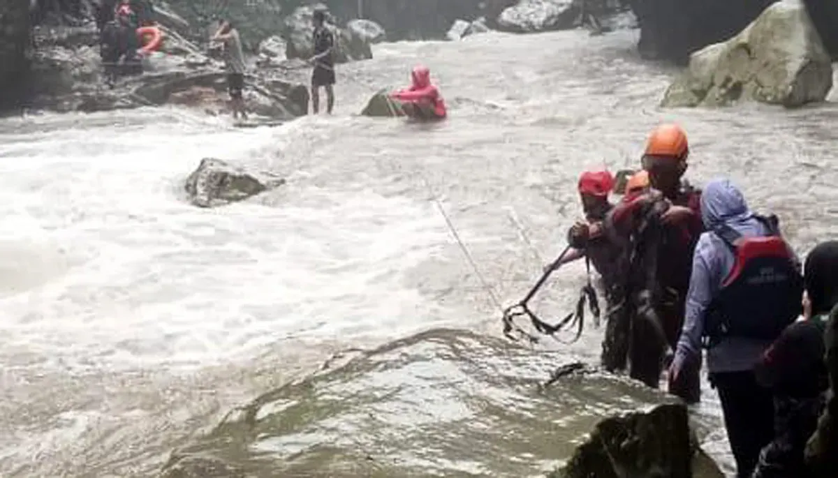 Petugas Damkar mengevakuasi lima wisatawan asal Cibinong yang terjebak di Curug Seribu, Pamijahan, Kabupaten Bogor. (Sumber: Dok. Damkar Bogor)