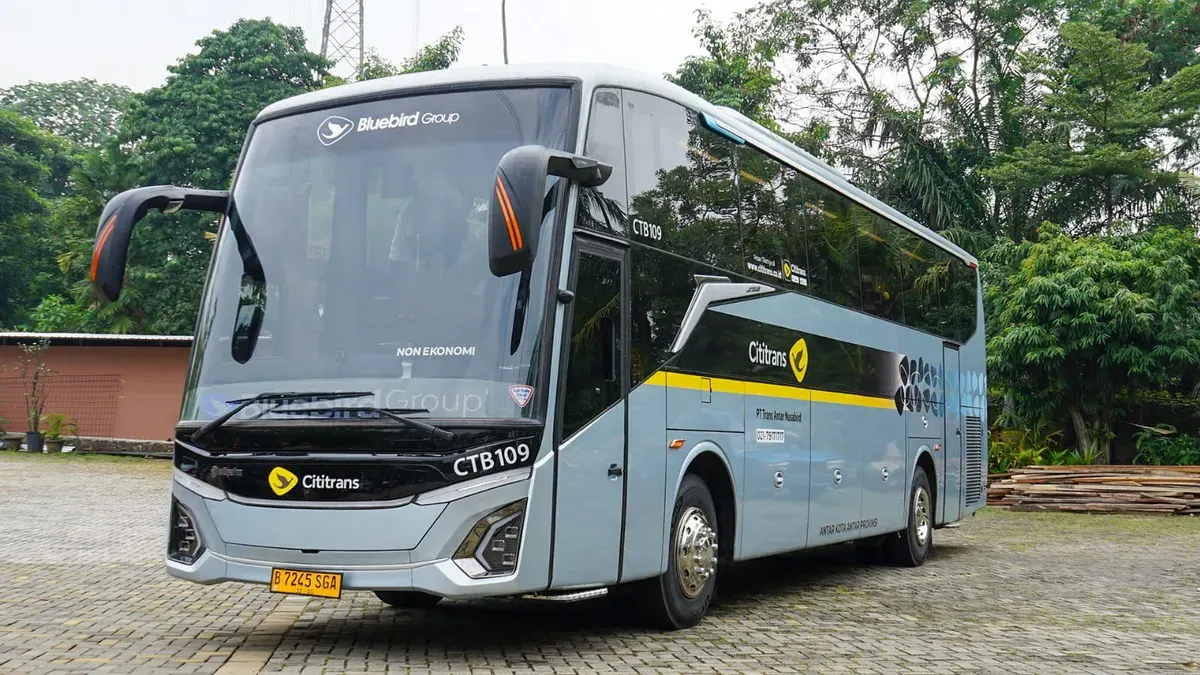 Hino menyerahkan 10 unit bus RM 280 ABS kepada Cititrans melalui Arista Jaya Niaga. (Sumber: Hino)