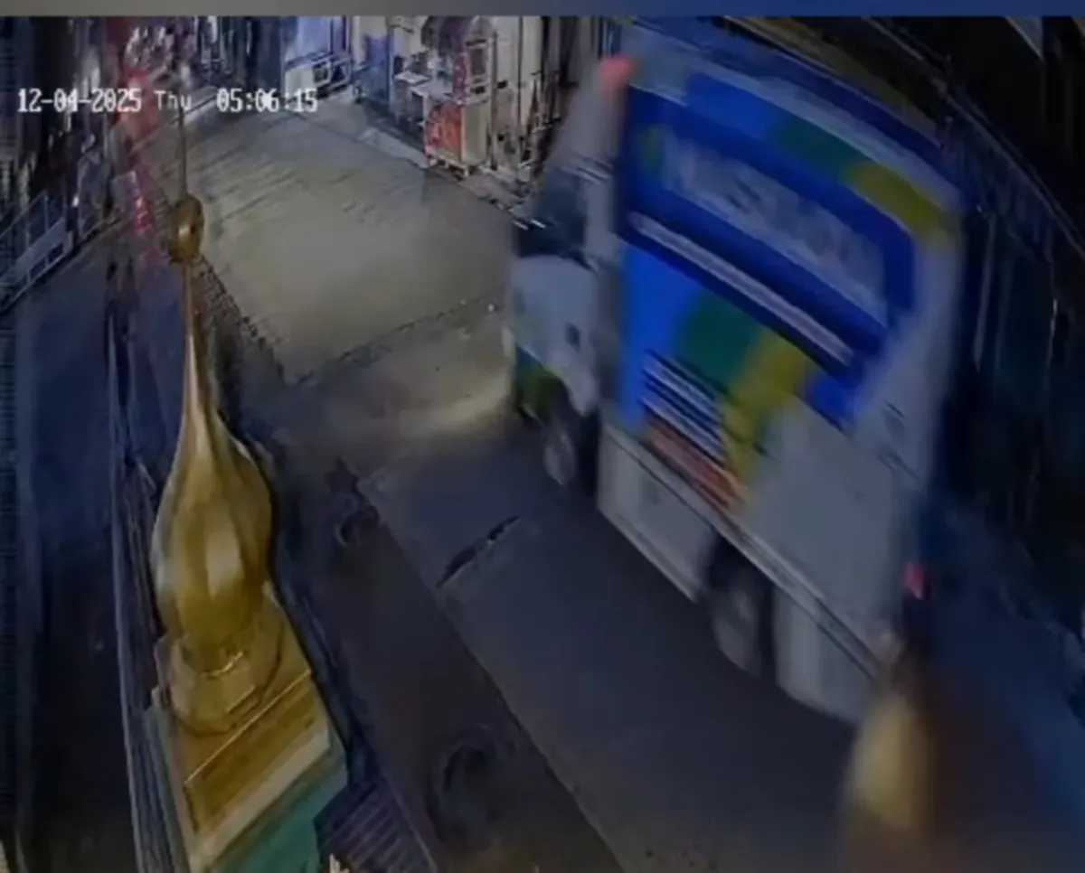 Tangkapan layar CCTV saat mobil Maskara milik Pemprov Jabar digongol terduga maling di Citeureup, Kabupaten Bogor. (Sumber: Istimewa)