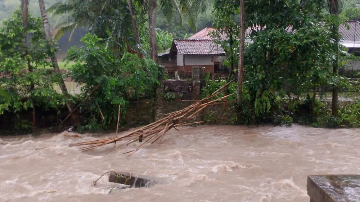 Jembatan penghubung Kabupaten Bogor dan Kabupaten Tangerang ambruk karena air sungai yang naik. (Sumber: Dok. BPBD Bogor)