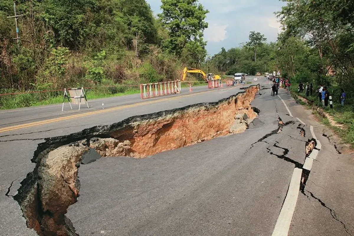Ilustrasi patahan jalan raya yang diakibatkan gempa bumi (Sumber: Pinterest/@Anton)