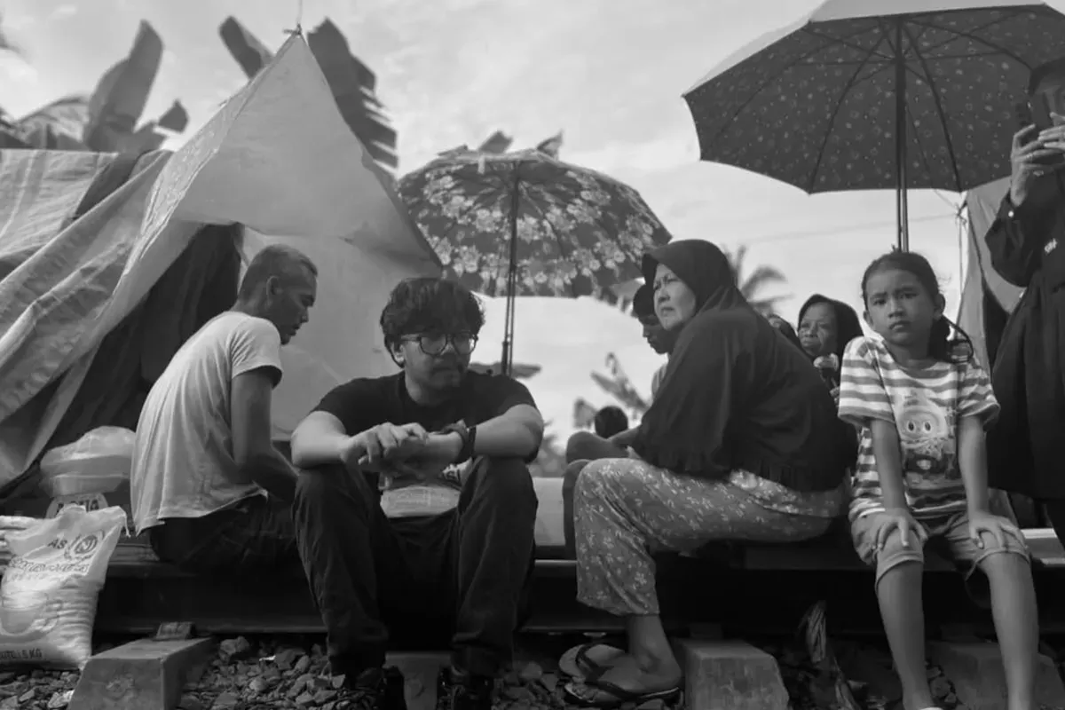 Ferry Irwandi mengunjungi pengungsi banjir bandang di Langkat, Sumatra Utara. (Sumber: Instagram @irwandiferry)