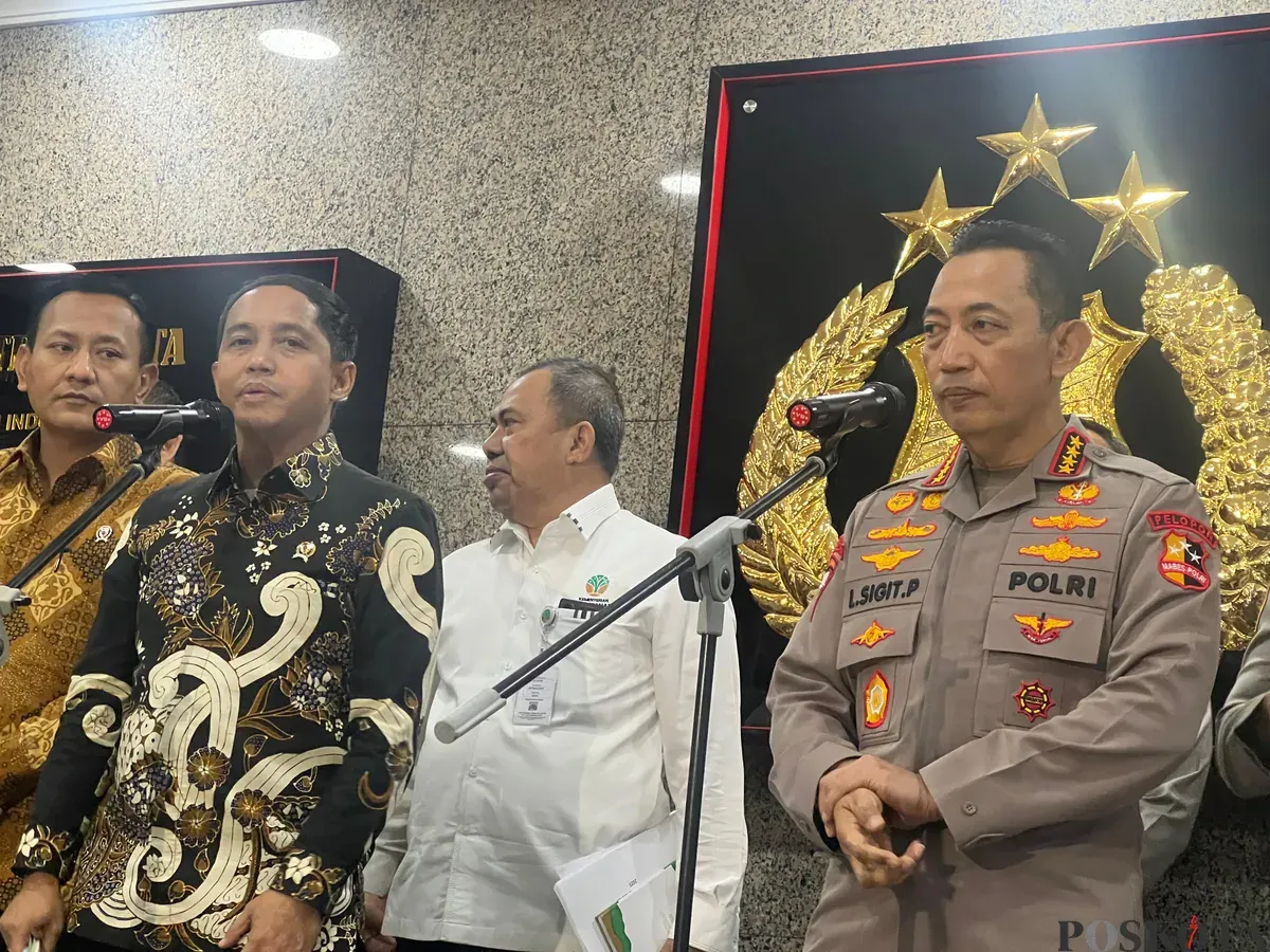 Kapolri Jenderal Listyo Sigit Prabowo menyampaikan pihaknya menemukan fakta miris, bahwa sebagian batang kayu yang ditemukan di lokasi memiliki bekas potongan chainsaw. (Sumber: Poskota/Ali Mansur)