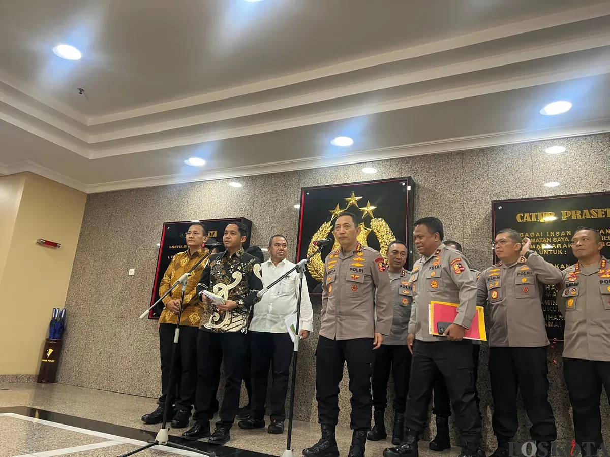 Kapolri Jenderal Listyo Sigit Prabowo menyampaikan pihaknya menemukan fakta miris, bahwa sebagian batang kayu yang ditemukan di lokasi memiliki bekas potongan chainsaw. (Sumber: Poskota/Ali Mansur)