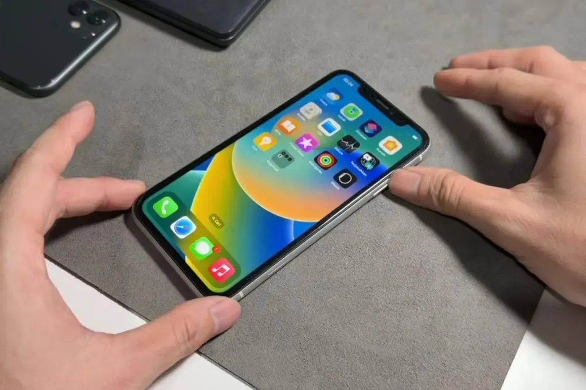 iPhone XR apakah worth it di akhir 2025? Cek ulasan lengkapnya. (Sumber: YouTube/Watch Watch)
