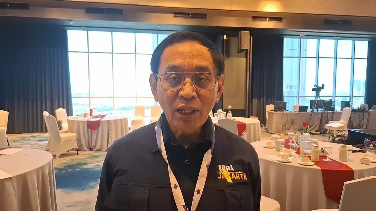 Ketua BPD PHRI Jakarta, Sutrisno Iwantono menyampaikan pernyataan kepada awak media di Kemayoran, Jakarta Pusat, Jumat, 5 Desember 2025. (Sumber: Dok. Kominfotik BPD PHRI Jakarta)