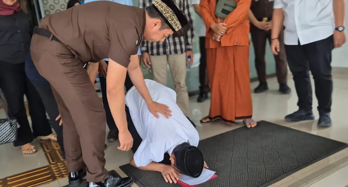 Kajari Kabupaten Bogor, Denny Achmad mendampingi SR, penadah motor curian di Bogor setelah dibebaskan dari hukuman penjara. (Sumber: Kejari Kabupaten Bogor)