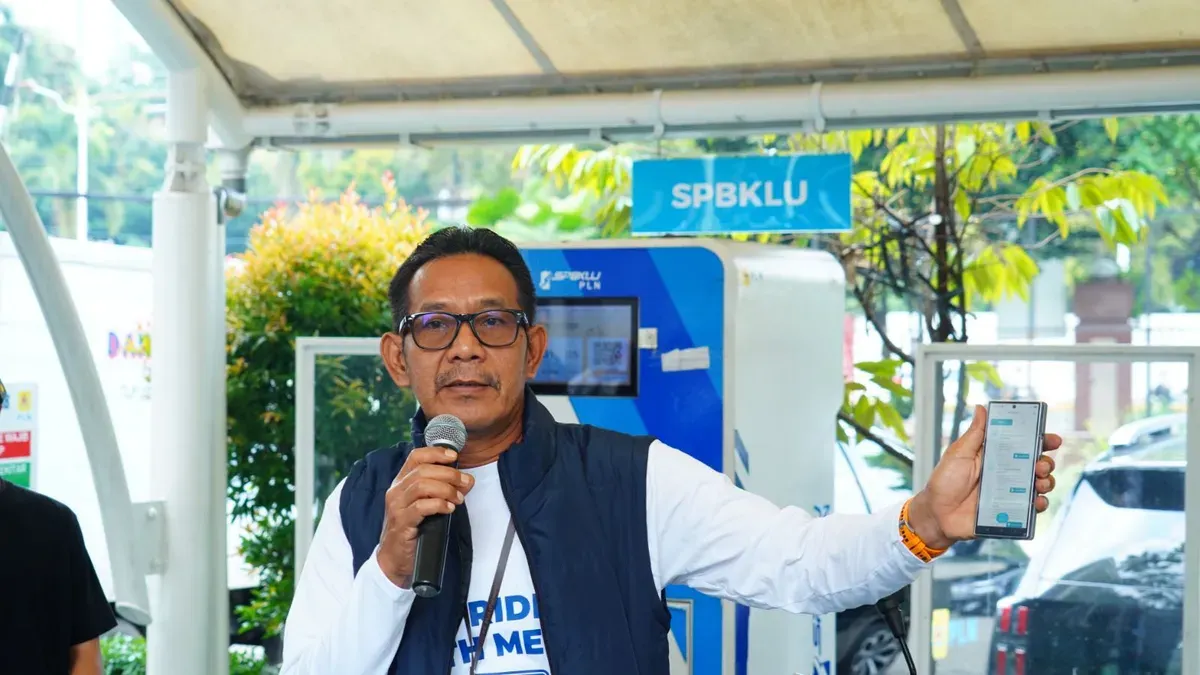 General Manager PLN UID Jakarta Raya, Moch. Andy Adchaminoerdin memberikan cara cari SPKLU lewat aplikasi PLN Mobile. (Sumber: Dok. PLN UID Jaya)