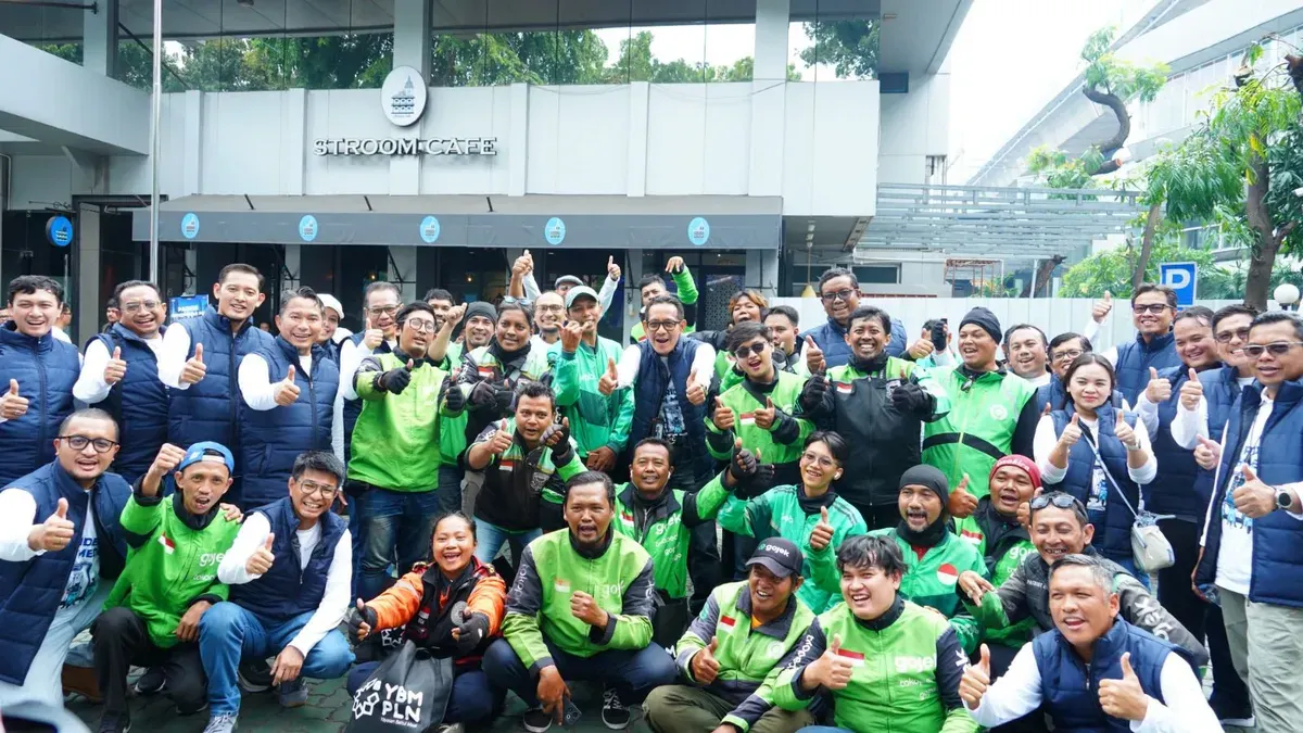 Jajaran Manajemen PLN UID Jaya dan pengemudi ojek online motor listrik seusai penyerahan bantuan dalam rangkaian konvoi motor listrik EV Rides With Media. (Sumber: Dok. PLN UID Jaya)