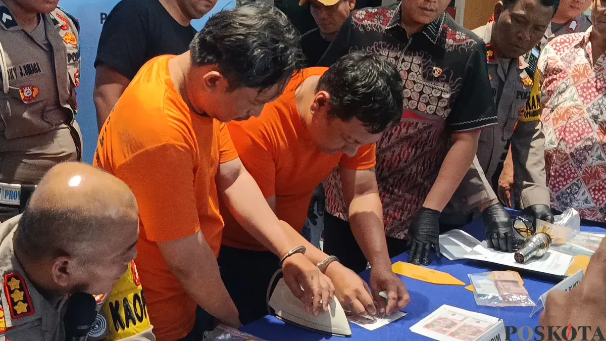 Pengedar uang palsu menggambarkan proses pembuatan dalam jumpa pers di Mapolres Metro Bekasi, Jumat, 5 Desember 2025. (Sumber: Poskota/Nurpini Aulia Rapika)