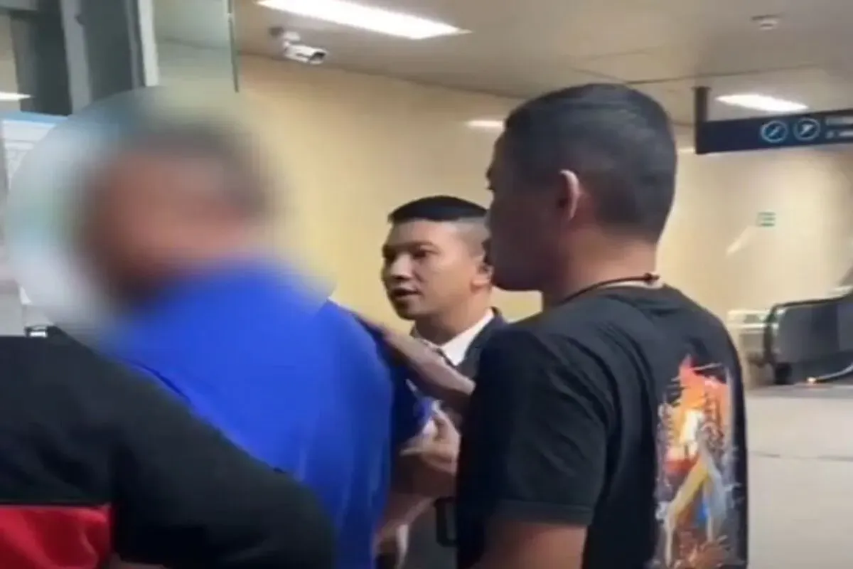 Anggota Imigrasi Jakarta Selatan menangkap WNA Tiongkok saat mencoba kabur dari saat akan ditangkap. (Sumber: Istimewa)